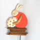 Gartenstecker Hase mit Ei sitzend aus Holz und Rinde