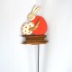 Gartenstecker Hase mit Ei sitzend aus Holz und Rinde