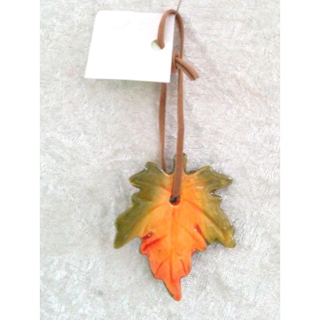Herbstblatt hängend aus Keramik