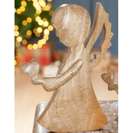 Engel aus Holz mit Herz in der Hand