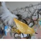 Vogel mit Feder in gelb /  weiß 11 cm